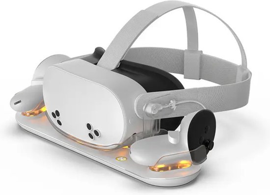 Witte Meta Quest 3S VR-headset en controllers op een witte Aolion docking station met oranje verlichting.