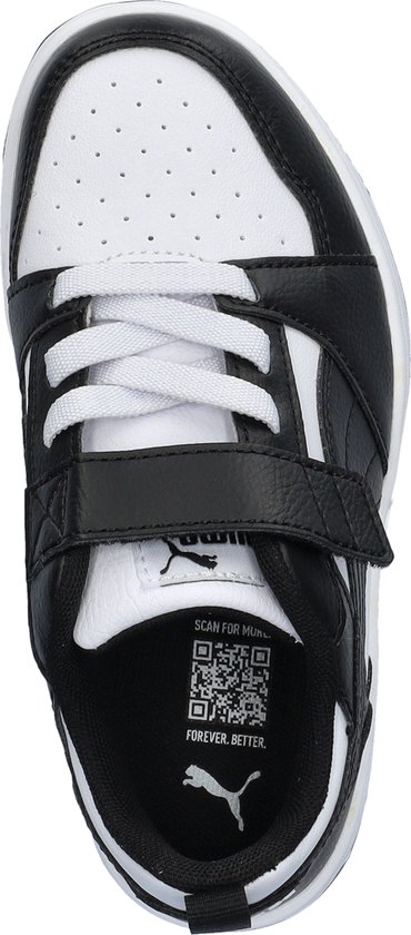 Top view van een zwart-witte PUMA sneaker met klittenbandsluiting en witte veters.
