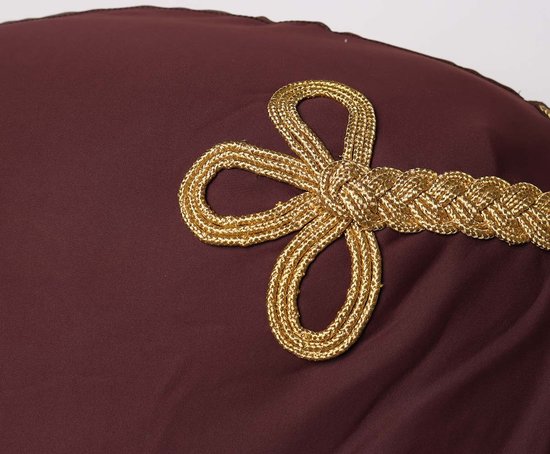 Donkerbruine deken met een decoratief gouden gevlochten koordmotief.