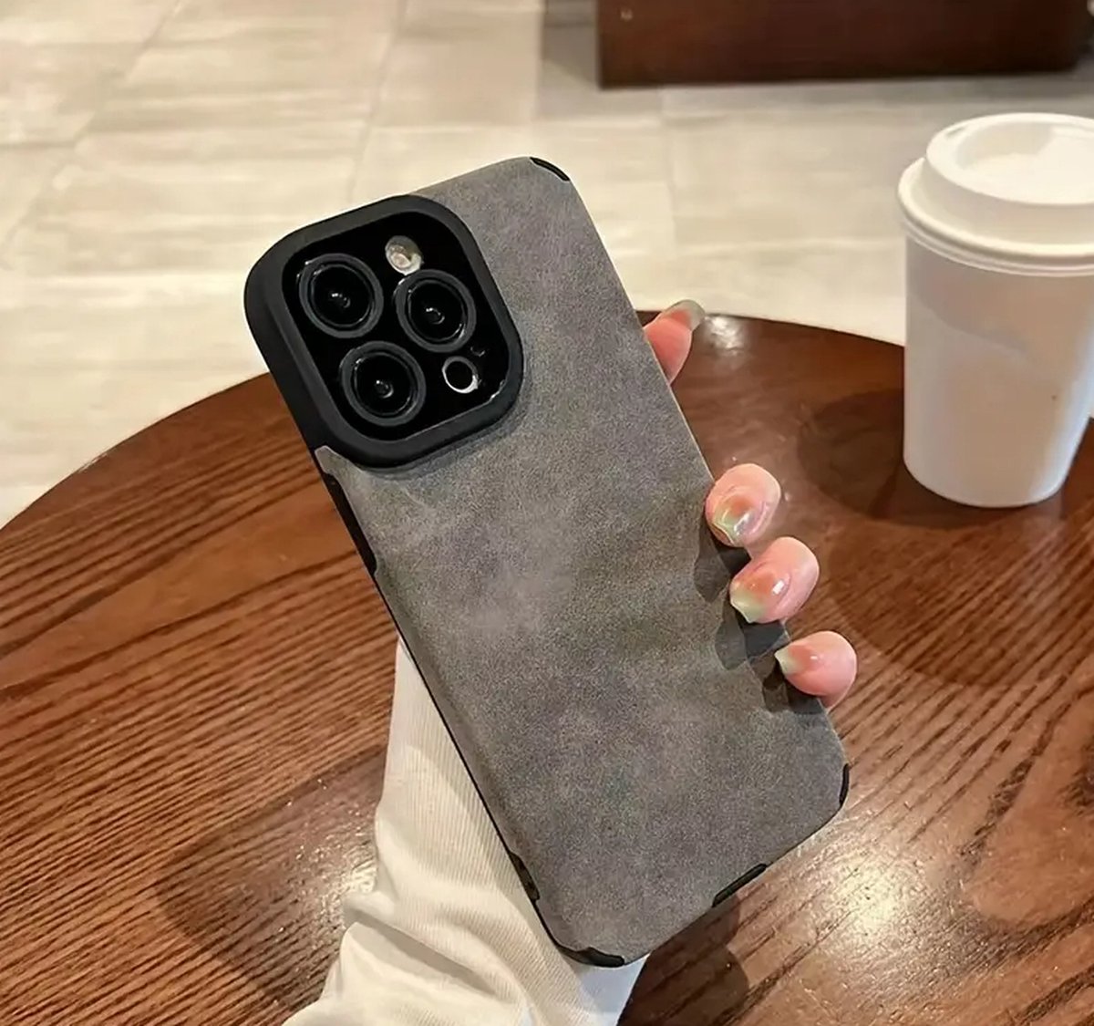 Back Cover iPhone 16 - Donkergrijs - Stijlvol Kunstlederen Hoesje - Duurzaam, Modern en Stevig