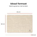 Afmetingen van de gemêleerde beige kunstleren placemat: 45 cm lang, 30 cm breed en 0,5 cm dik.