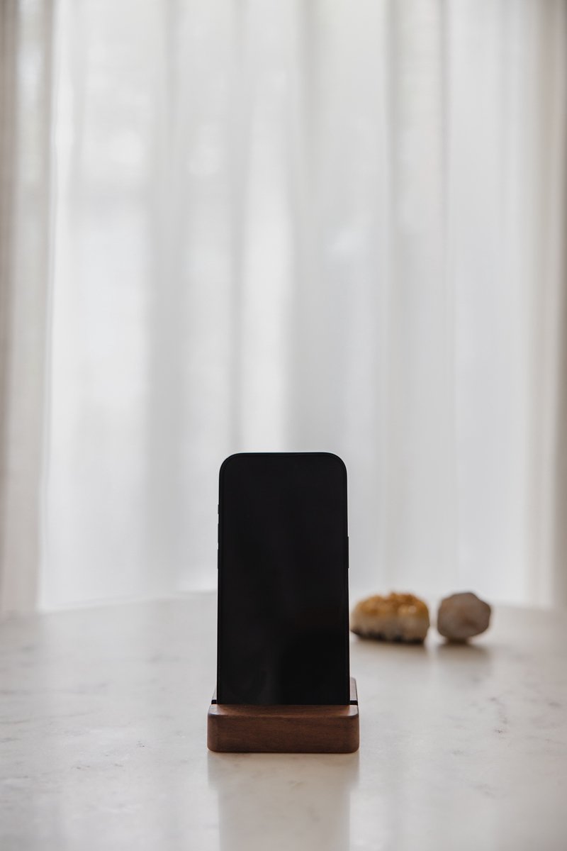 Houten telefoonhouder - telefoonhouder bureau - telefoon standaard - tablet standaard – Japandi - Walnoot kleur - houten tablethouder - telefoon houder - telefoonstandaard - telefoon houder bureau - Hoogwaardige kwaliteit -