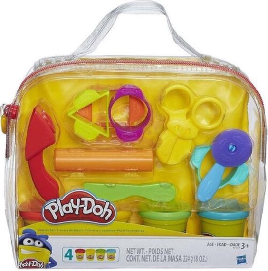 Play-Doh Starter Set in doorzichtige tas met gele achtergrond. Bevat 4 potjes klei en diverse gereedschappen: schaar, mes, deegroller, schep en vormpjes.