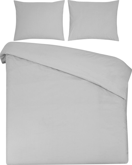 Housse de couette gris clair pliée et deux taies d'oreiller.