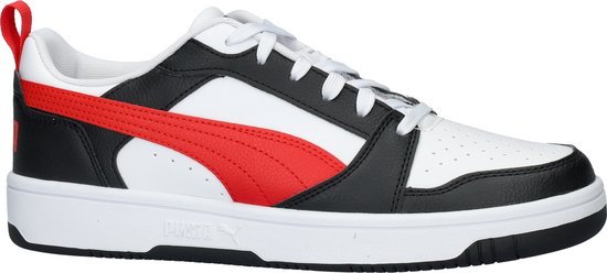 Zijaanzicht van wit-zwart-rode PUMA Rebound V6 sneaker met vetersluiting.
