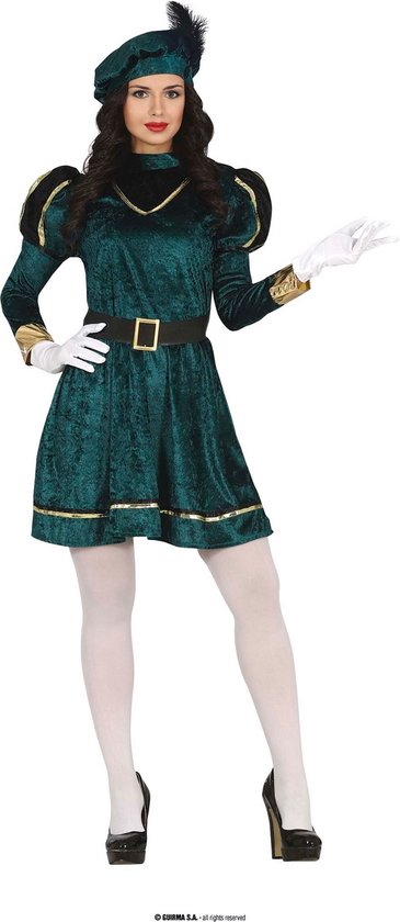 Model draagt een smaragdgroene fluwelen jurk met pofmouwen, gouden bies en zwarte riem. Met baret en witte handschoenen.