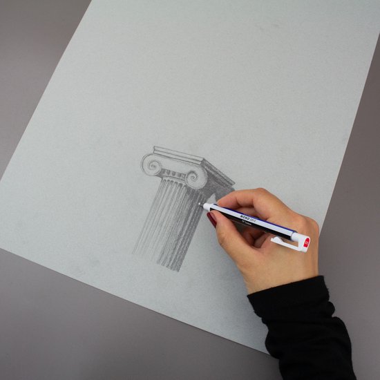 Hand met een Tombow MONO zero gumstift tekent een Korinthische zuil op grijs papier.
