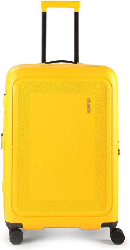 Gele American Tourister koffer met uitschuifbaar handvat en vier wielen. Het patroon op de voorkant bestaat uit schuine lijnen.