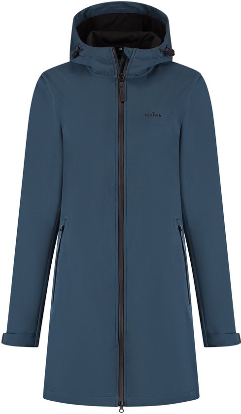 Donkerblauwe Kjelvik outdoorjas met capuchon en zwarte ritsen, op witte achtergrond.