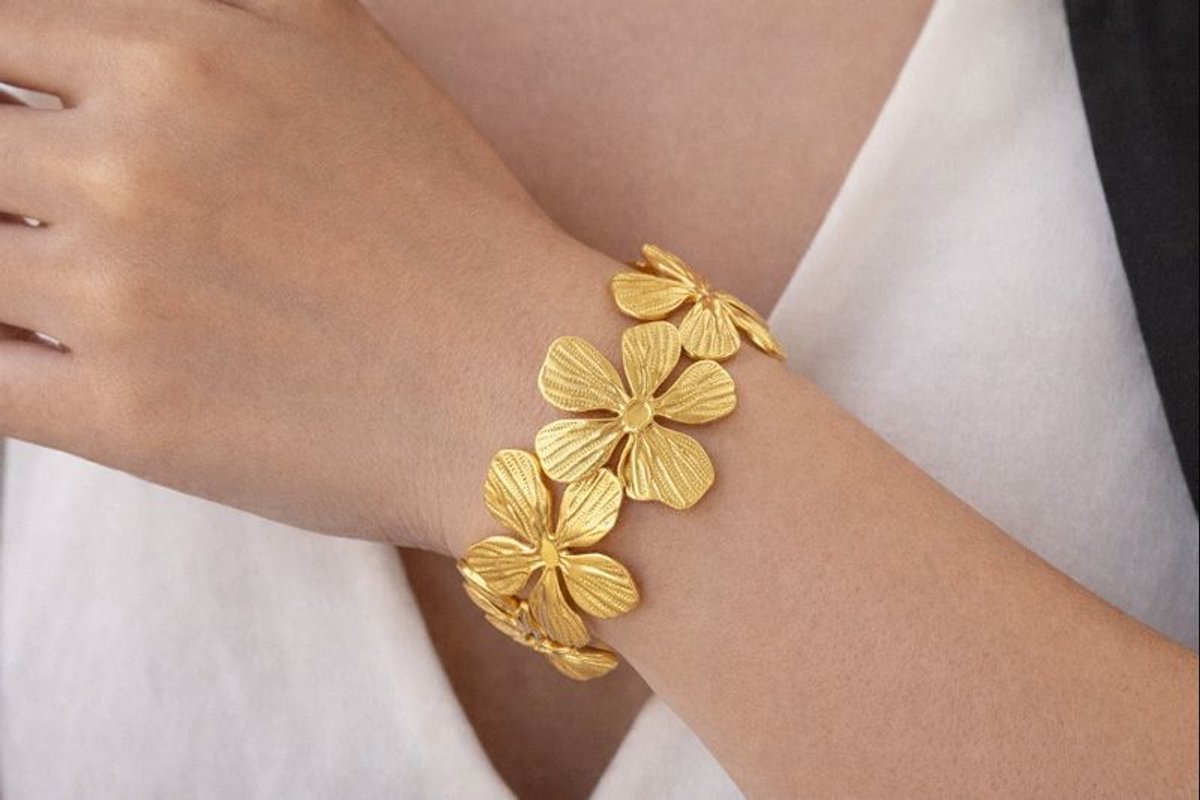 Glintweave – Roestvrijstalen Open Armband met Bloemdesign & Hamerslagtextuur – 18K Verguld – Dames – Goud – Breed (33 mm)