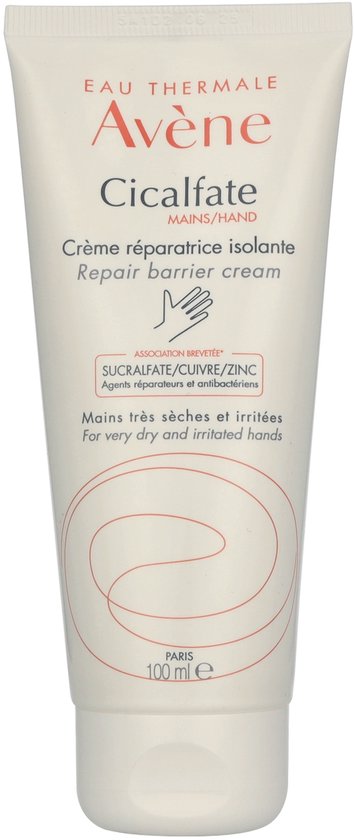 Witte tube Avène Cicalfate handcrème. Tekst in het Frans en Engels. Met gebroken cirkelontwerp en tekst 'Mains très sèches et irritées'.