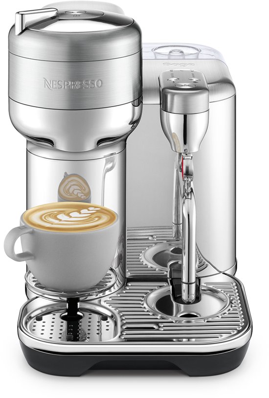 Zilverkleurige Nespresso Vertuo Creatista met een kop cappuccino.