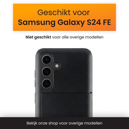 Détail de la découpe de l'appareil photo sur une coque de téléphone noire, adaptée au Samsung Galaxy S24 FE.