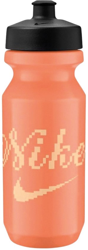 Oranje Nike bidon met zwart dopje. Op de fles staat het Nike logo en de tekst 'Nike' in pixelstijl.