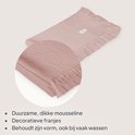 Lichtroze mousseline deken met geribbelde textuur en decoratieve franjes.