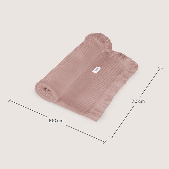 Lichtroze mousseline deken opgerold, met afmetingen 100 cm en 70 cm.
