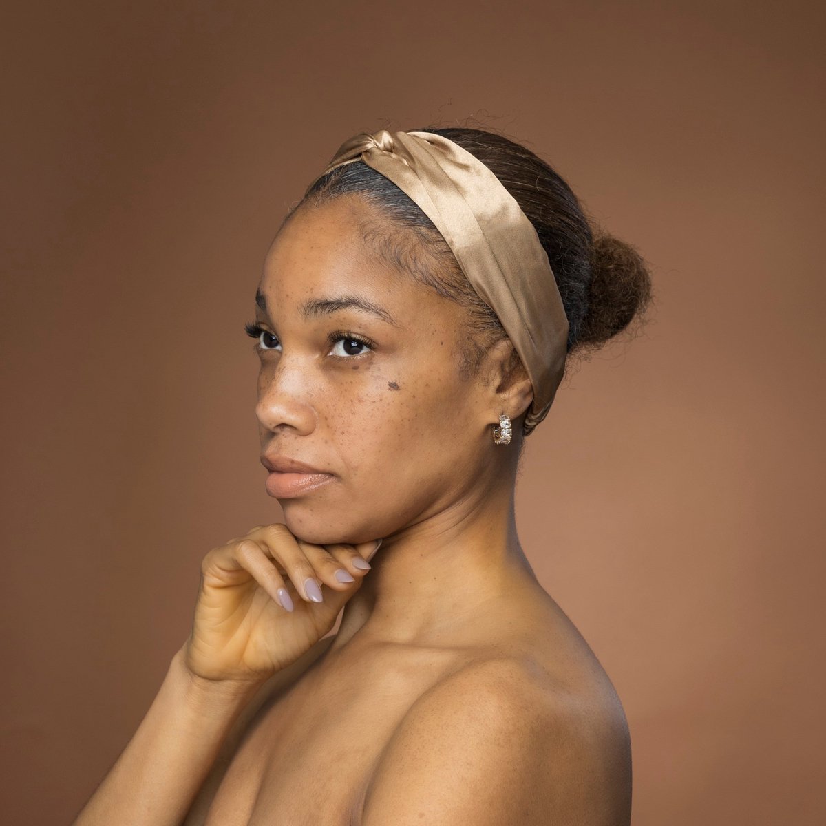 Khaki Satijnen Haarband met Twist - Hoofdband voor Volwassenen - Groot - AfricanFabs®