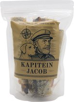 Zak Kapitein Jacob hondensnacks met een afbeelding van een hond en een kapitein. De snacks zijn zichtbaar in de zak.