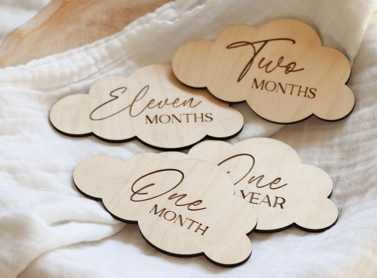 Houten Gegraveerde Wolk Baby Mijlpaalkaarten – Gepersonaliseerd Naam Bord – Baby Maand Schijfjes – Geboorte Aankondiging Fotoprop – Babyshower & Kraamcadeau