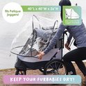 Vrouw bevestigt een transparante regenhoes aan een grijze hondenbuggy. De buggy is 40"L x 40"W x 26"H.
