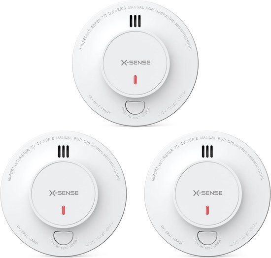 Drie witte ronde X-Sense rookmelders.