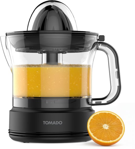 Zwarte Tomado citruspers met glazen kan gevuld tot 'MAX' met sinaasappelsap, met een halve sinaasappel ernaast.