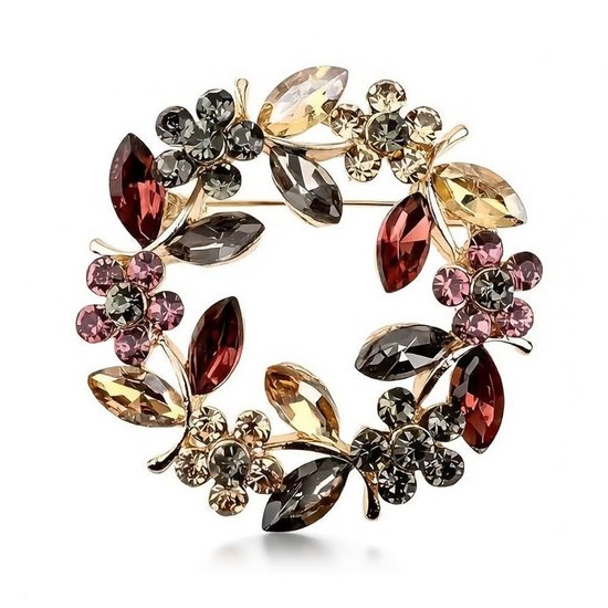 Gouden broche in de vorm van een krans, bezet met paarse, grijze en gouden kristallen bloemen en blaadjes.