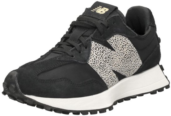 Zwarte New Balance sneaker met luipaardprint N-logo en witte zool.
