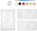 Onderdelen van een knutselset: plastic zak met poeder, mallen, potjes verf, kwast, voor gipsen figuren.