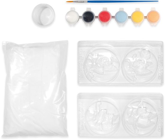 Onderdelen van een knutselset: plastic zak met poeder, mallen, potjes verf, kwast, voor gipsen figuren.
