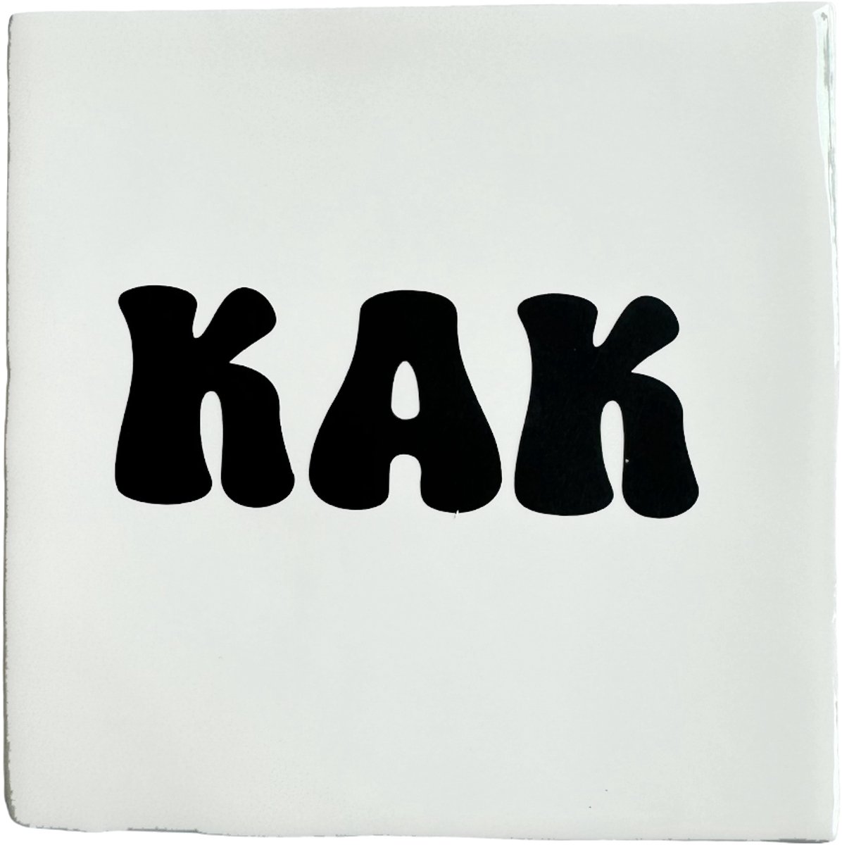 Snoes Spreuktegel – KAK. – Wit met Zwart – Hippie Style Font – Inclusief Gratis Plakhaakje – Handgemaakt Keramiek 10x10 cm – Minimalistisch Cadeau – Grappige Wanddecoratie Toilet Kak Hippie