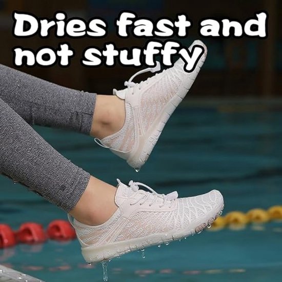 Witte waterschoenen met roze accenten, gedragen bij een zwembad. "Drogen snel en zijn niet benauwd" staat in tekst.
