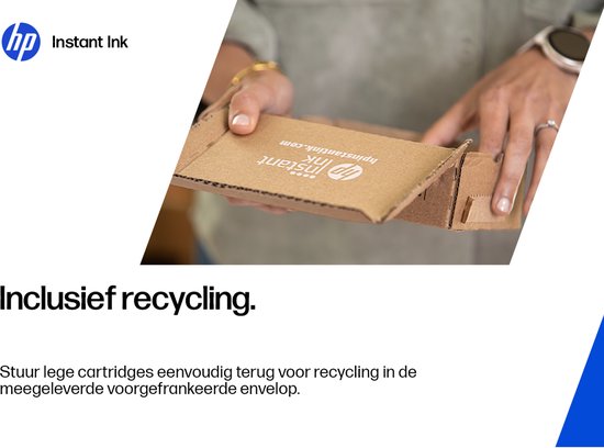 Handen houden een open HP Instant Ink verzenddoos vast, met tekst "Inclusief recycling."