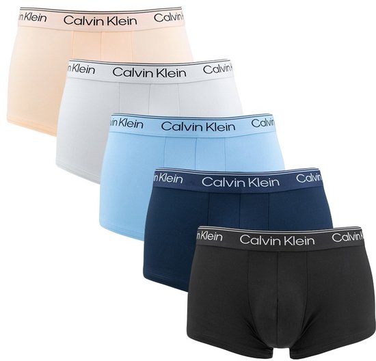 Set van vijf Calvin Klein trunks in lichtroze, wit, lichtblauw, navy en zwart.