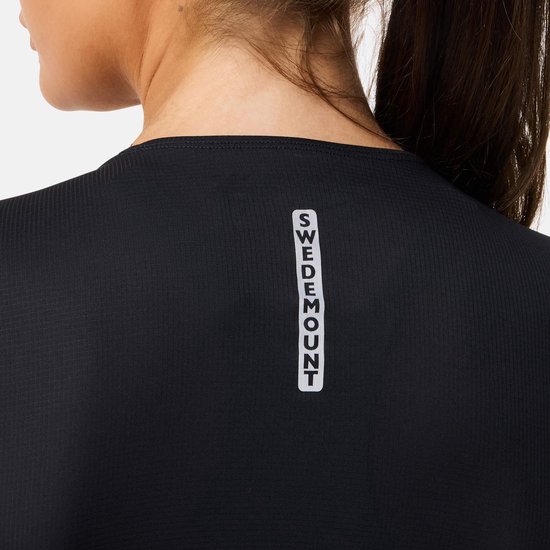 Zwarte longsleeve top met verticale witte 'SWEDEMOUNT' tekst op de achterkant.