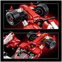Gros plan des roues avant et du cockpit de la LEGO Ferrari F2004 rouge.