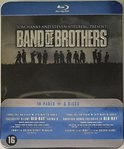 Voorkant van de "Band of Brothers" Blu-ray tin box, met de titel en silhouetten van soldaten.