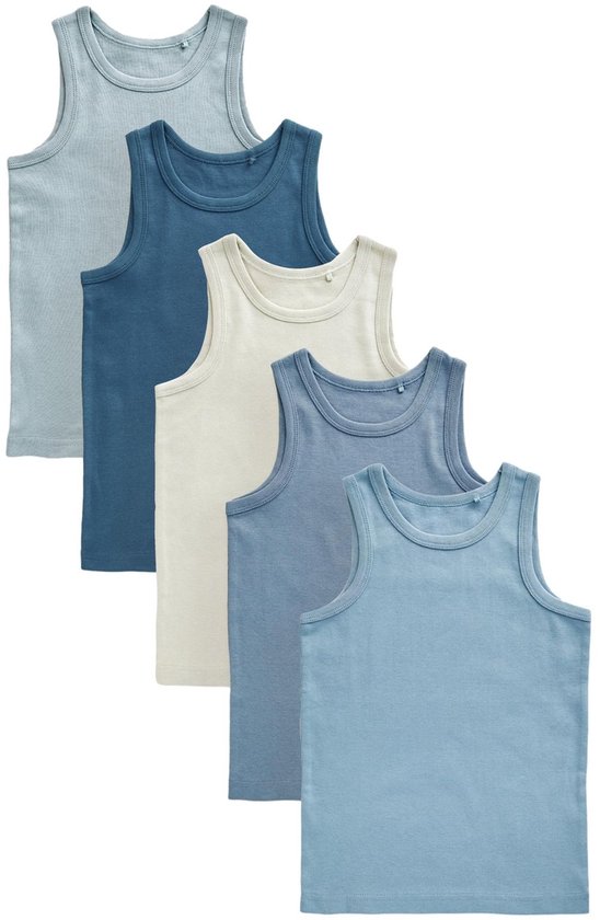 Vijf basic hemdjes in verschillende blauwtinten en een crèmekleur.