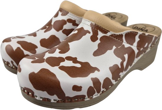 Wit leren klompen met bruine koeienvlekkenprint en beige leren rand. Beige zool.