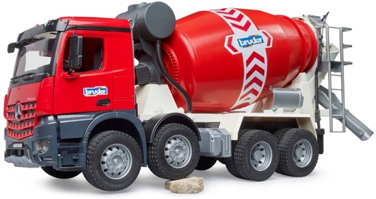 Rode Bruder betonmixer met grijze cabine en details, rode trommel met witte pijlen en Bruder-logo.