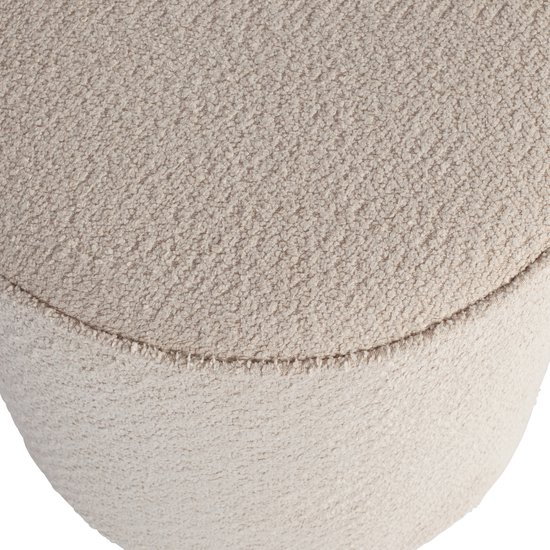 Detail van een creme boucle poef.