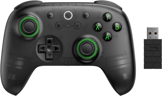 Zwarte gamepad met groene details en een draadloze USB-ontvanger.