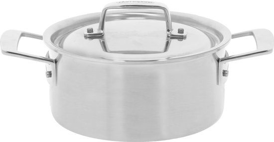 Une casserole en acier inoxydable avec couvercle, marque Demeyere. La casserole a deux poignées et une finition brillante.