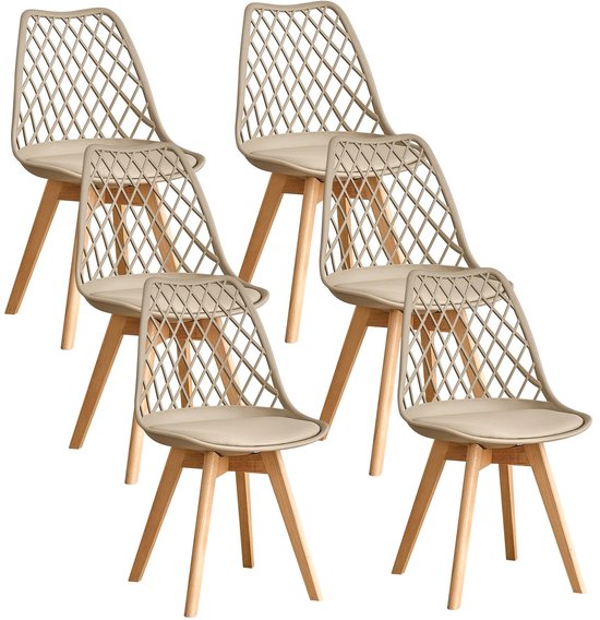 Set van zes beige kuipstoelen met houten poten en een rasterpatroon op de rugleuning.