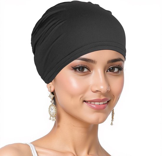 Vrouw met donker haar draagt een zwarte, geplooide hoofdbedekking en grote oorbellen.