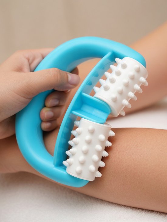 Blauwe handroller met witte massagerollers met nopjes, gebruikt op een arm.