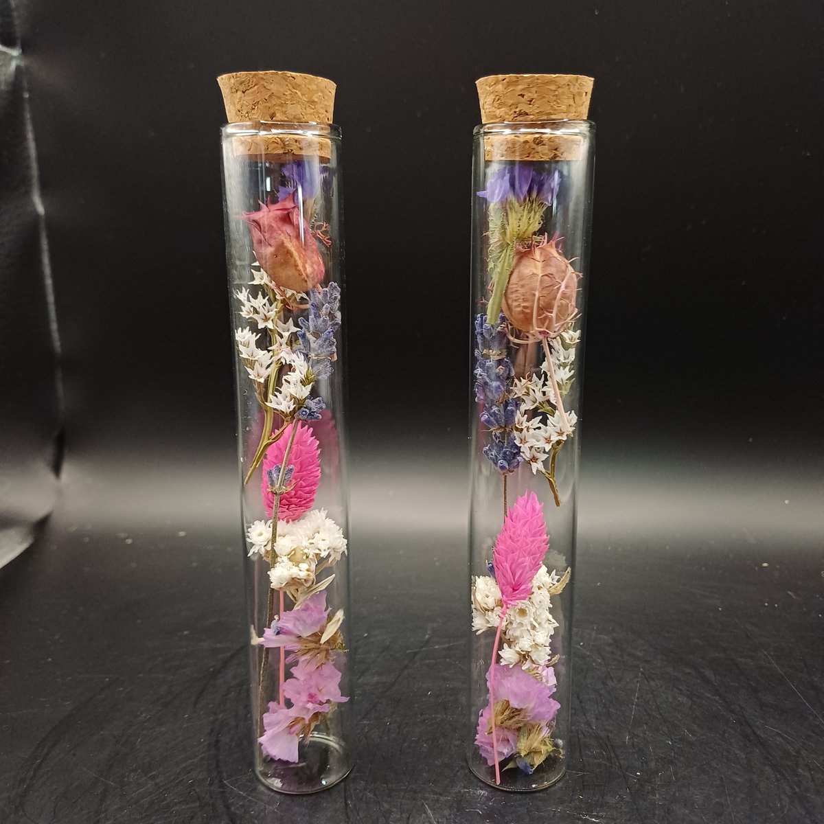 2 reageerbuisjes met droogbloemen en kurk| decoratie | droogbloemen in fles | boeket | bloemstuk | droogbloemen in glas | fleurig | cadeau | gezellig | vaas | vaasje | decoratie | woondecoratie- droogbloemen boeket - droogbloemen met vaas