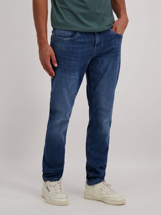 Man met een spijkerbroek in de wassing 'dark used'. De jeans heeft een regular fit.