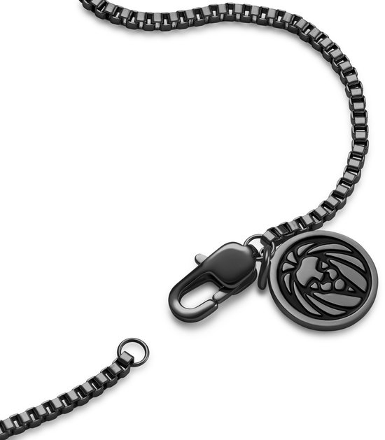 Close-up van een zwarte ketting met vierkante schakels, met een karabijnsluiting en een leeuwenkopbedeltje.