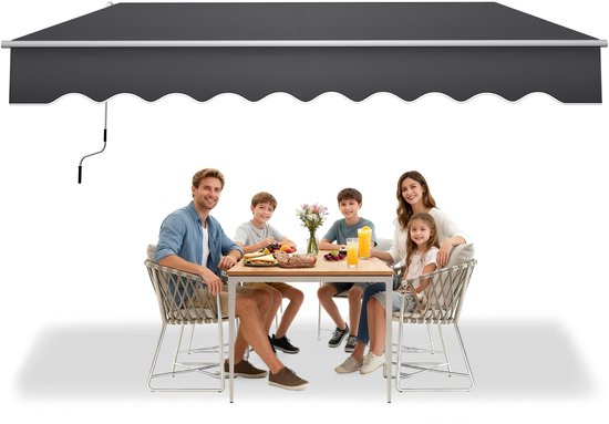 Une famille assise à une table sous un auvent gris foncé.